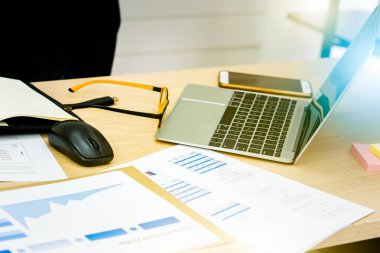 Karantina Coronavirus salgını salgını şehir hapsi süresince merkez büroda çalışan profesyonel iş adamının geçmişi kahvenin tadını çıkarıyor. Çalışanlarla internet konferansı çağrısı