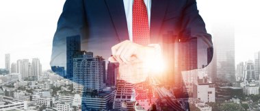 İdari yönetimin fütüristik vizyon geçmişi, Coronavirus krizi ekonomik krizleri finanse eden işletmeleri kurtarıyor. Yenilik teknolojisiyle strateji değişikliği dönüşümü