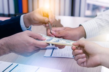 Banka, ev sahibi, Coronavirus salgını sırasında acente şehrin kilitlenme krizi, alım-satım ve ipotek konularında maddi destek. Azaltma, hibe, finansman, susidy moratoryum faiz parası ve konut kredisi