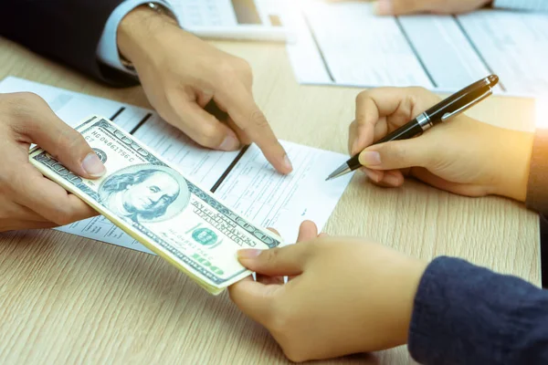 Banka, ev sahibi, Coronavirus salgını sırasında acente şehrin kilitlenme krizi, alım-satım ve ipotek konularında maddi destek. Azaltma, hibe, finansman, susidy moratoryum faiz parası ve konut kredisi