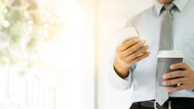 Profesyonel iş adamı Coronavirus Karantina Krizi nedeniyle evden uzak çalışma video kullanımı, telefon görüşmesi, sohbet, konferans, e-posta toplantı uygulaması ve internet bağlantısı