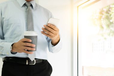 Profesyonel iş adamı Coronavirus Karantina Krizi nedeniyle evden uzak çalışma video kullanımı, telefon görüşmesi, sohbet, konferans, e-posta toplantı uygulaması ve internet bağlantısı