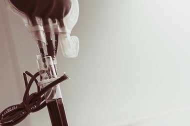 Hopital yatakta komadaki hasta ciddi bir enfeksiyon, koronavirüs, talasemi ve AIDS teşhisi nedeniyle doktor hemşirenin bakımıyla ilgileniyor. Virüs krizini atlatmak için sağlık teknolojisi tedavisine ihtiyacımız var.