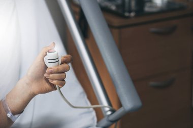 Hopital yatakta komadaki hasta ciddi bir enfeksiyon, koronavirüs, talasemi ve AIDS teşhisi nedeniyle doktor hemşirenin bakımıyla ilgileniyor. Virüs krizini atlatmak için sağlık teknolojisi tedavisine ihtiyacımız var.