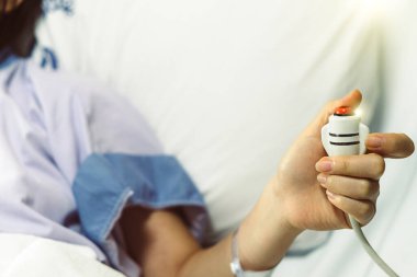 Hopital yatakta komadaki hasta ciddi bir enfeksiyon, koronavirüs, talasemi ve AIDS teşhisi nedeniyle doktor hemşirenin bakımıyla ilgileniyor. Virüs krizini atlatmak için sağlık teknolojisi tedavisine ihtiyacımız var.