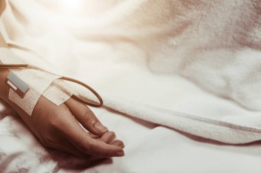 Hopital yatakta komadaki hasta ciddi bir enfeksiyon, koronavirüs, talasemi ve AIDS teşhisi nedeniyle doktor hemşirenin bakımıyla ilgileniyor. Virüs krizini atlatmak için sağlık teknolojisi tedavisine ihtiyacımız var.