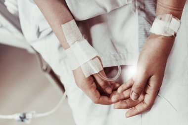 Hopital yatakta komadaki hasta ciddi bir enfeksiyon, koronavirüs, talasemi ve AIDS teşhisi nedeniyle doktor hemşirenin bakımıyla ilgileniyor. Virüs krizini atlatmak için sağlık teknolojisi tedavisine ihtiyacımız var.