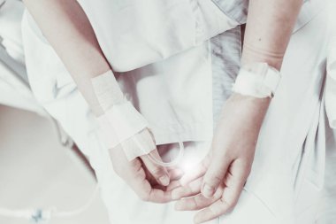 Hopital yatakta komadaki hasta ciddi bir enfeksiyon, koronavirüs, talasemi ve AIDS teşhisi nedeniyle doktor hemşirenin bakımıyla ilgileniyor. Virüs krizini atlatmak için sağlık teknolojisi tedavisine ihtiyacımız var.