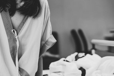 Hopital yatakta komadaki hasta ciddi bir enfeksiyon, koronavirüs, talasemi ve AIDS teşhisi nedeniyle doktor hemşirenin bakımıyla ilgileniyor. Virüs krizini atlatmak için sağlık teknolojisi tedavisine ihtiyacımız var.