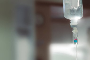 Hopital yatakta komadaki hasta ciddi bir enfeksiyon, koronavirüs, talasemi ve AIDS teşhisi nedeniyle doktor hemşirenin bakımıyla ilgileniyor. Virüs krizini atlatmak için sağlık teknolojisi tedavisine ihtiyacımız var.