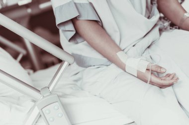 Hopital yatakta komadaki hasta ciddi bir enfeksiyon, koronavirüs, talasemi ve AIDS teşhisi nedeniyle doktor hemşirenin bakımıyla ilgileniyor. Virüs krizini atlatmak için sağlık teknolojisi tedavisine ihtiyacımız var.