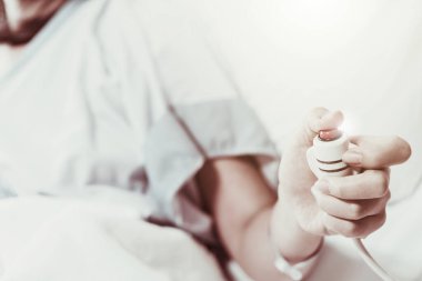 Hopital yatakta komadaki hasta ciddi bir enfeksiyon, koronavirüs, talasemi ve AIDS teşhisi nedeniyle doktor hemşirenin bakımıyla ilgileniyor. Virüs krizini atlatmak için sağlık teknolojisi tedavisine ihtiyacımız var.