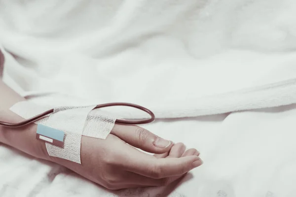 Ασθενής Κώμα Στο Κρεβάτι Της Κοιλίας Φροντίσει Από Γιατρό Νοσοκόμα — Φωτογραφία Αρχείου