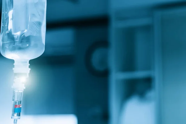 Hopital yatakta komadaki hasta ciddi bir enfeksiyon, koronavirüs, talasemi ve AIDS teşhisi nedeniyle doktor hemşirenin bakımıyla ilgileniyor. Virüs krizini atlatmak için sağlık teknolojisi tedavisine ihtiyacımız var.
