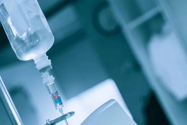 Hopital yatakta komadaki hasta ciddi bir enfeksiyon, koronavirüs, talasemi ve AIDS teşhisi nedeniyle doktor hemşirenin bakımıyla ilgileniyor. Virüs krizini atlatmak için sağlık teknolojisi tedavisine ihtiyacımız var.