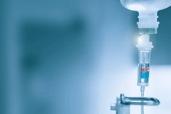 Hopital yatakta komadaki hasta ciddi bir enfeksiyon, koronavirüs, talasemi ve AIDS teşhisi nedeniyle doktor hemşirenin bakımıyla ilgileniyor. Virüs krizini atlatmak için sağlık teknolojisi tedavisine ihtiyacımız var.