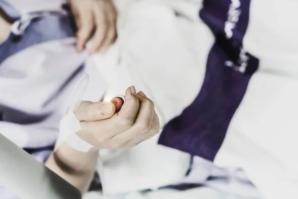 Hopital yatakta komadaki hasta ciddi bir enfeksiyon, koronavirüs, talasemi ve AIDS teşhisi nedeniyle doktor hemşirenin bakımıyla ilgileniyor. Virüs krizini atlatmak için sağlık teknolojisi tedavisine ihtiyacımız var.