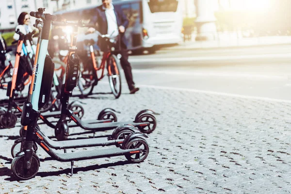 Contexte Partage Scooter Électrique Stationné Sur Trottoir Lumière Soleil Été — Photo