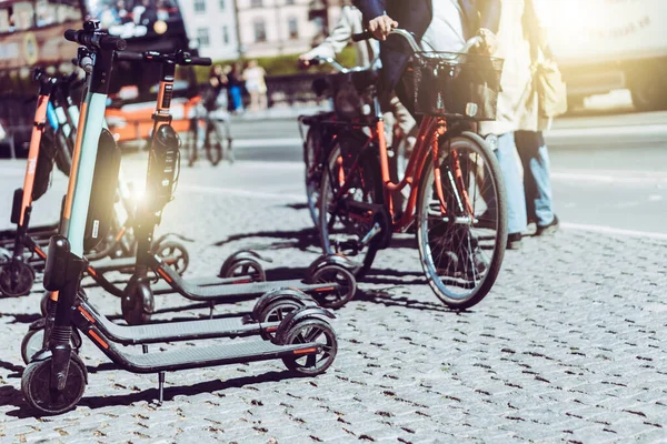 Yazın kaldırımda park etmiş elektrikli scooter 'ı kira için mobil telefon uygulaması kullanarak paylaşmanın arka planı. Avrupa 'daki akıllı kentlerde kullanım ulaşım, trafik ve güvenli çevre kirliliğine yardımcı olmaktadır