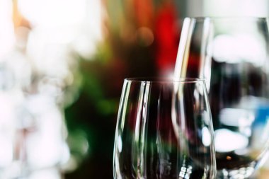 Lüks lüks restoranlar kapanır. Coronavirus karantinası sırasında müşteri olmaz. Kriz durumundaki yemek şirketi iflası finanse ediyor. Düğün kutlamalarını iptal et.