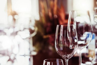 Klasik bir yemek masası, gümüş çatal bıçak, şarap kadehi, özel bir tarihte çiçek, aile tostu düğün partisi, yıldönümü, şükran günü yemeği, Noel yemeği.