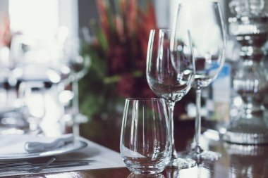 Lüks lüks restoranlar kapanır. Coronavirus karantinası sırasında müşteri olmaz. Kriz durumundaki yemek şirketi iflası finanse ediyor. Düğün kutlamalarını iptal et.