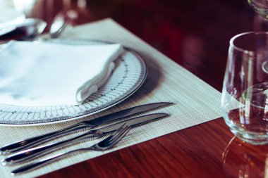 Lüks lüks restoranlar kapanır. Coronavirus karantinası sırasında müşteri olmaz. Kriz durumundaki yemek şirketi iflası finanse ediyor. Düğün kutlamalarını iptal et.