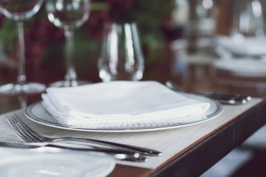 Lüks lüks restoranlar kapanır. Coronavirus karantinası sırasında müşteri olmaz. Kriz durumundaki yemek şirketi iflası finanse ediyor. Düğün kutlamalarını iptal et.