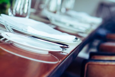 Klasik bir yemek masası, gümüş çatal bıçak, şarap kadehi, özel bir tarihte çiçek, aile tostu düğün partisi, yıldönümü, şükran günü yemeği, Noel yemeği.