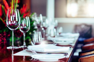 Lüks lüks restoranlar kapanır. Coronavirus karantinası sırasında müşteri olmaz. Kriz durumundaki yemek şirketi iflası finanse ediyor. Düğün kutlamalarını iptal et.