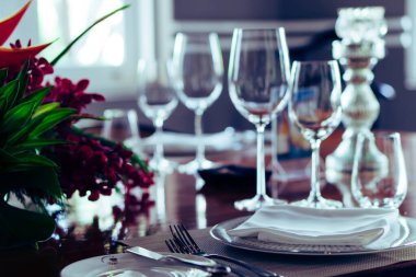 Klasik bir yemek masası, gümüş çatal bıçak, şarap kadehi, özel bir tarihte çiçek, aile tostu düğün partisi, yıldönümü, şükran günü yemeği, Noel yemeği.