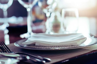 Lüks lüks restoranlar kapanır. Coronavirus karantinası sırasında müşteri olmaz. Kriz durumundaki yemek şirketi iflası finanse ediyor. Düğün kutlamalarını iptal et.