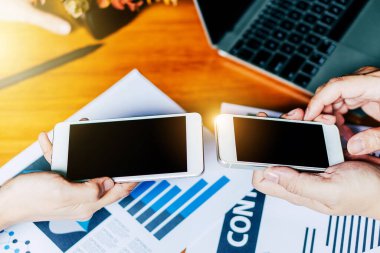 Akıllı telefon mobil uygulama ai-teknoloji desteği koronavirüs salgını sırasında çalışıyor. Sosyal mesafe iletişiminde kullanım. İlaç, dağıtım hizmeti, e-ticaret çevrimiçi alışveriş.