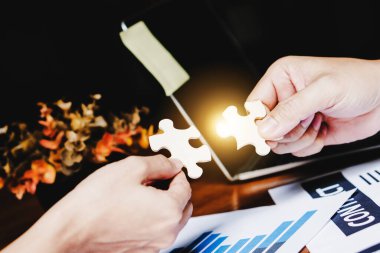 Yapboz ile ortaklık mükemmel uyumlu takım çalışması desteği rüya takımı oluşturur. Birlikte stratejiye katılın. Coronavirüs salgınından sosyal uzaklık işlerinde kriz sorununu birlikte çözün.