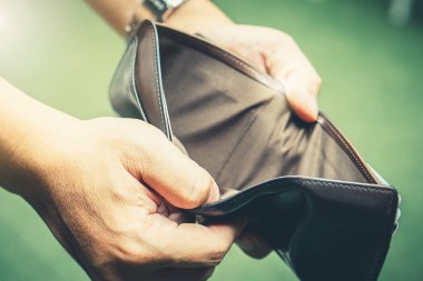 Zavallı adamın elinde boş cüzdan yok. Ekonomik ekonomik kriz nedeniyle para yok. Coronavirüs salgını sonrası iflas etti.