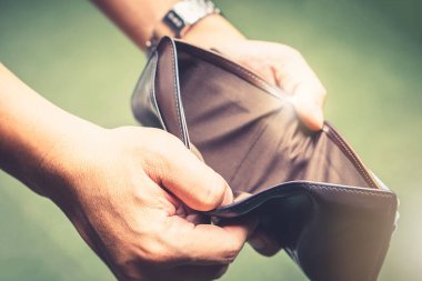 Zavallı adamın elinde boş cüzdan yok. Ekonomik ekonomik kriz nedeniyle para yok. Coronavirüs salgını sonrası iflas etti.