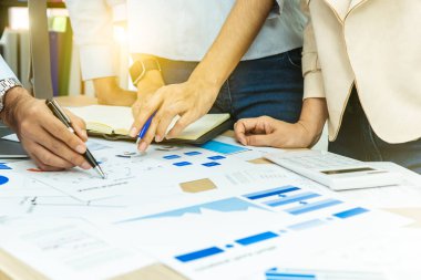 Takım çalışması profesyonel iş kadınının geçmişi konferans toplantısında çalışma planı danışmanlık danışma satış ekonomik pazarlama stratejisi paylaşım fikri ofiste grafik belgesi ile sunulmaktadır