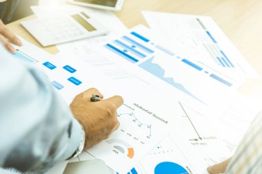 Takım çalışması profesyonel iş kadınının geçmişi konferans toplantısında çalışma planı danışmanlık danışma satış ekonomik pazarlama stratejisi paylaşım fikri ofiste grafik belgesi ile sunulmaktadır