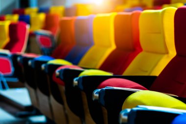 Kırmızı koltuklu boş sinema salonunun arka planı. Profesyonel sunum toplantısı, klasik müzik operası. Koronavirüs sırasında sosyal uzaklık karantinası sırasında kapat