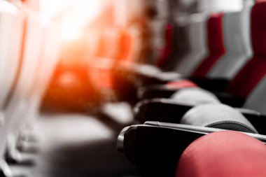 Kırmızı koltuklu boş sinema salonunun arka planı. Profesyonel sunum toplantısı, klasik müzik operası. Koronavirüs sırasında sosyal uzaklık karantinası sırasında kapat