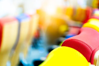 Kırmızı koltuklu boş sinema salonunun arka planı. Profesyonel sunum toplantısı, klasik müzik operası. Koronavirüs sırasında sosyal uzaklık karantinası sırasında kapat