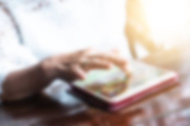 Yaşlanan yaşlı bir kadın, yaşlı bir kadınla sohbet ediyor. Arkadaşlarıyla mesajlaşıyor, oyun oynuyor, yemek masasında kitap okuyor. Tablet, ipad, internet dijital teknolojisi kullanarak rahatlıyor ve sosyalleşiyor. 