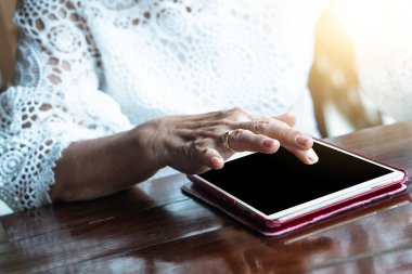 Yaşlanan yaşlı bir kadın, yaşlı bir kadınla sohbet ediyor. Arkadaşlarıyla mesajlaşıyor, oyun oynuyor, yemek masasında kitap okuyor. Tablet, ipad, internet dijital teknolojisi kullanarak rahatlıyor ve sosyalleşiyor. 