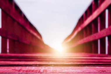 Ahşap köprüdeki soyut arka plan geçidi, sonunda ışık olan yeni mutlu yaşamın geçidini temsil ediyor. Özgürlüğe giden karanlık girişi, başarı vizyonu ve bilgeliğiyle parlayan yeni bir yolculuk.