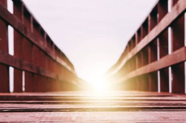 Ahşap köprüdeki soyut arka plan geçidi, sonunda ışık olan yeni mutlu yaşamın geçidini temsil ediyor. Özgürlüğe giden karanlık girişi, başarı vizyonu ve bilgeliğiyle parlayan yeni bir yolculuk.