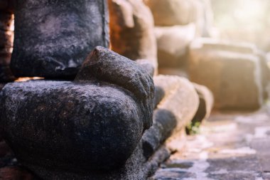 Tayland Ayutthaya antik Buda 'daki arka plan heykeli Budist tapınağında izole edilmiş bir duvarla baş başa duruyor. Taylandlı yaşlı kadın iyi şanslar dile. Huzurlu ve kutsal meditasyon. Rahatla..