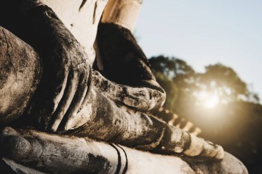 Tayland Ayutthaya antik Buda 'daki arka plan heykeli Budist tapınağında izole edilmiş bir duvarla baş başa duruyor. Taylandlı yaşlı kadın iyi şanslar dile. Huzurlu ve kutsal meditasyon. Rahatla..