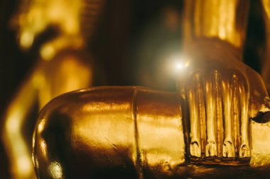 Budist tapınağındaki izole edilmiş duvarı olan arka plan Buddha 'nın kafa derisi yüzülüyor. Taylandlı yaşlı kadın iyi şanslar diliyor. Huzurlu ve kutsal meditasyon. Rahatla. Tayland tapınağındaki altın heykel