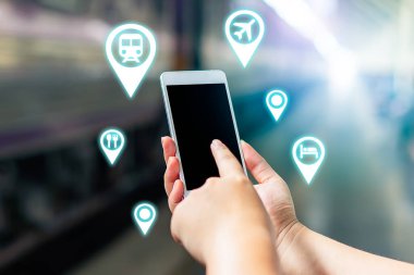 Genç, akıllı, yalnız kadın turist seyahat. Cep telefonu uygulama planı. Arama bilgileri. Seyahat rehberi rezerv otobüsü otel uçuşunu internetsiz kredi kartı teknolojisiyle organize et.