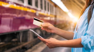 Genç, akıllı, yalnız kadın turist seyahat. Cep telefonu uygulama planı. Arama bilgileri. Seyahat rehberi rezerv otobüsü otel uçuşunu internetsiz kredi kartı teknolojisiyle organize et.
